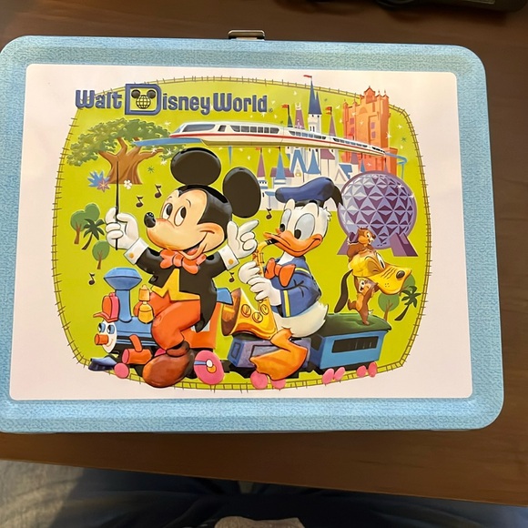 D23 Exclusive Tin Lunchbox with Five Pins - Picture 4 of 9